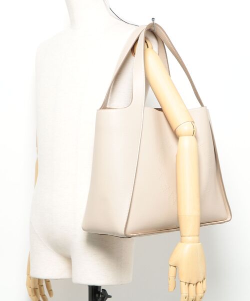 STELLA McCARTNEY（ステラマッカートニー）の「Stella Logo Tote Bag / ステラ ロゴ トートバッグ（トートバッグ・レディース・クリーム・ONE SIZE）」の5枚目の写真