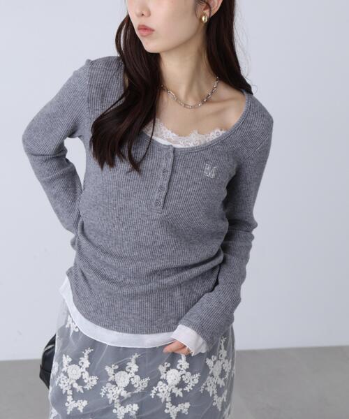 FREE'S MART(フリーズマート)の「レースキャミレイヤード風ヘンリーネックカットソー(Tシャツ/カットソー・レディース・ベージュ/ブラウン/ワンウォッシュ/グレー・FREE)」の2枚目の写真