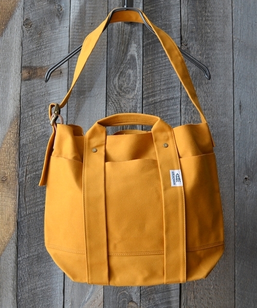 SHIPS（シップス）の「AMIACALVA: NEW キャンバス ショルダー&トートバッグ S■（トートバッグ・メンズ・ピンクゴールド/オリーブ/ネイビー/ワイン/ゴールド系その他/ブルー/ライトホワイト/ライトオリーブ/ブラック/その他/ロイヤルブルー・ONE SIZE）」の9枚目の写真