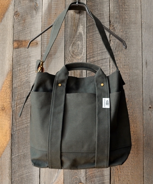 SHIPS（シップス）の「AMIACALVA: NEW キャンバス ショルダー&トートバッグ S■（トートバッグ・メンズ・ピンクゴールド/オリーブ/ネイビー/ワイン/ゴールド系その他/ブルー/ライトホワイト/ライトオリーブ/ブラック/その他/ロイヤルブルー・ONE SIZE）」の4枚目の写真