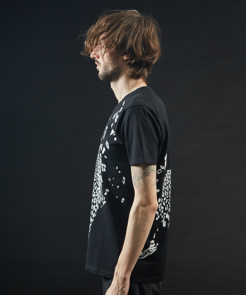 5351 POUR LES HOMMES(ゴーサンゴーイチプールオム)の「【パンサープリント】VネックTシャツ(Tシャツ/カットソー・メンズ・ホワイト/ブラック・44/46/48/50)」の4枚目の写真