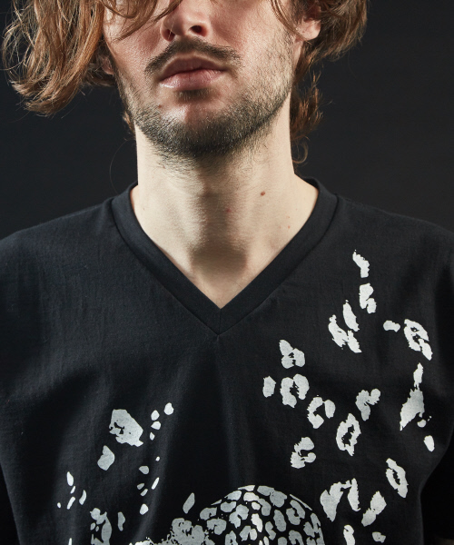5351 POUR LES HOMMES(ゴーサンゴーイチプールオム)の「【パンサープリント】VネックTシャツ(Tシャツ/カットソー・メンズ・ホワイト/ブラック・44/46/48/50)」の6枚目の写真
