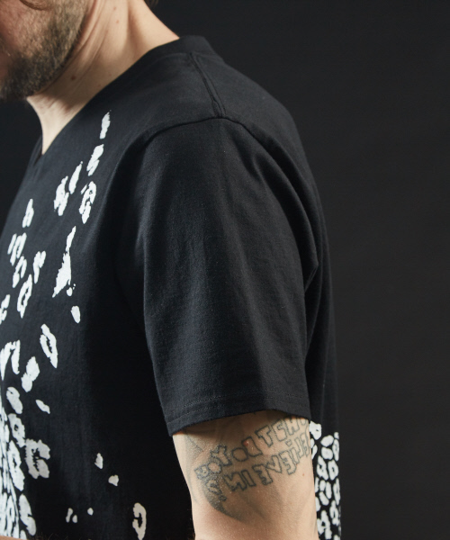 5351 POUR LES HOMMES(ゴーサンゴーイチプールオム)の「【パンサープリント】VネックTシャツ(Tシャツ/カットソー・メンズ・ホワイト/ブラック・44/46/48/50)」の7枚目の写真
