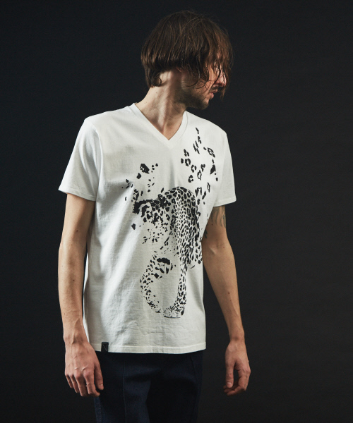 5351 POUR LES HOMMES(ゴーサンゴーイチプールオム)の「【パンサープリント】VネックTシャツ(Tシャツ/カットソー・メンズ・ホワイト/ブラック・44/46/48/50)」の13枚目の写真