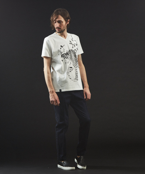 5351 POUR LES HOMMES(ゴーサンゴーイチプールオム)の「【パンサープリント】VネックTシャツ(Tシャツ/カットソー・メンズ・ホワイト/ブラック・44/46/48/50)」の15枚目の写真