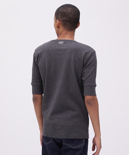 AVIREX（アヴィレックス）の「《DAILY/デイリー》HALF SLEEVE U-NECK T-SHIRT / デイリー 五分袖 Uネック Tシャツ / AVIREX / アヴィレックス（Tシャツ/カットソー・メンズ・グレー/チャコールグレー/ホワイト/ブラック・LARGE/MEDIUM/X-LARGE/SMALL）」の5枚目の写真