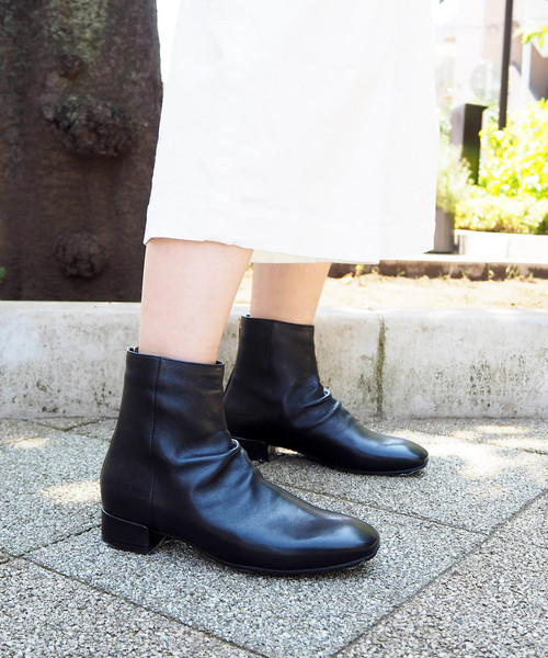 cava cava（サヴァサヴァ）の「〈cava cava（サヴァサヴァ）〉バックファスナーブーツ（ブーツ・レディース・ホワイト/レッド/ブラック・24.0cm/22.5cm/23.5cm/23.0cm/24.5cm）」の2枚目の写真