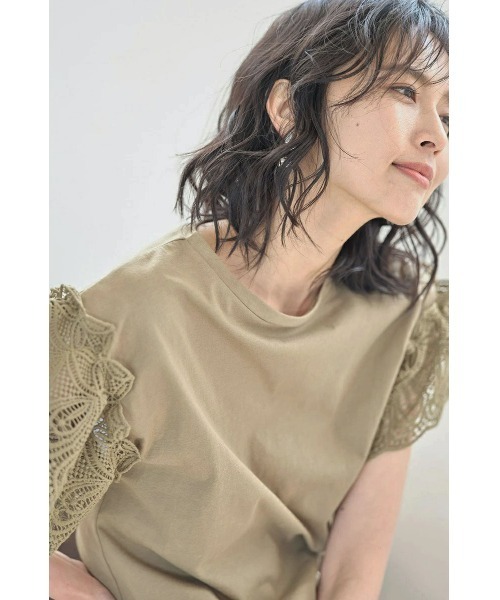 &. NOSTALGIA(アンドドットノスタルジア)の「レーススリーブカットTシャツ(Tシャツ/カットソー・レディース・ホワイト/ブラック/ラベンダー/モカ/イエロー/ブルー/カーキ/ライトグリーン/グリーン・FREE/M)」の4枚目の写真