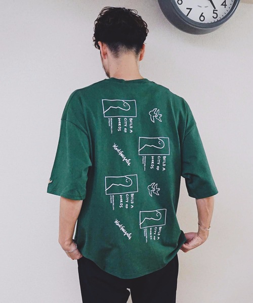 Mark Gonzales(マーク・ゴンザレス)の「【Mark Gonzales/マークゴンザレス】プリントBIGTシャツ ビッグシルエット バックプリント(Tシャツ/カットソー・メンズ・ホワイト/ブラック/グリーン/ブラウン・MEDIUM/LARGE)」の1枚目の写真