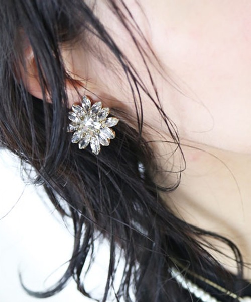 MAYGLOBE(メイグローブ)の「MAYGLOBE Veil / フラワービジューモチーフイヤリング(イヤリング・レディース・シルバー/ゴールド・FREE)」の2枚目の写真