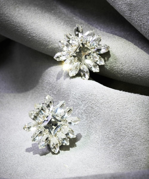 MAYGLOBE(メイグローブ)の「MAYGLOBE Veil / フラワービジューモチーフイヤリング(イヤリング・レディース・シルバー/ゴールド・FREE)」の5枚目の写真