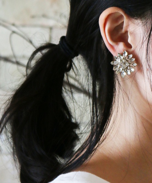 MAYGLOBE(メイグローブ)の「MAYGLOBE Veil / フラワービジューモチーフイヤリング(イヤリング・レディース・シルバー/ゴールド・FREE)」の8枚目の写真