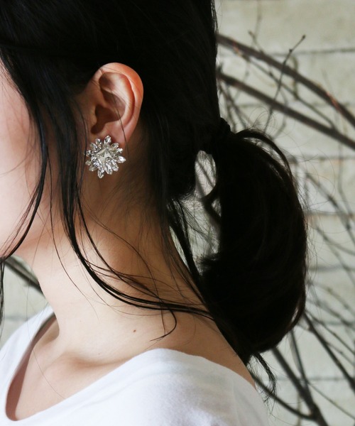 MAYGLOBE(メイグローブ)の「MAYGLOBE Veil / フラワービジューモチーフイヤリング(イヤリング・レディース・シルバー/ゴールド・FREE)」の9枚目の写真