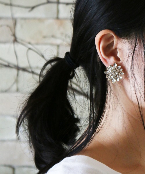 MAYGLOBE(メイグローブ)の「MAYGLOBE Veil / フラワービジューモチーフイヤリング(イヤリング・レディース・シルバー/ゴールド・FREE)」の10枚目の写真