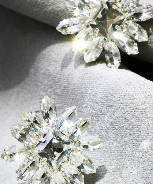 MAYGLOBE(メイグローブ)の「MAYGLOBE Veil / フラワービジューモチーフイヤリング(イヤリング・レディース・シルバー/ゴールド・FREE)」の6枚目の写真