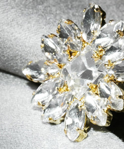 MAYGLOBE(メイグローブ)の「MAYGLOBE Veil / フラワービジューモチーフイヤリング(イヤリング・レディース・シルバー/ゴールド・FREE)」の7枚目の写真