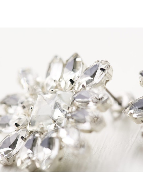 MAYGLOBE(メイグローブ)の「MAYGLOBE Veil / フラワービジューモチーフイヤリング(イヤリング・レディース・シルバー/ゴールド・FREE)」の11枚目の写真