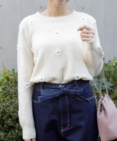 flower（フラワー）の「リトルフラワーニット（ニット/セーター・レディース・グレー/アイボリー・FREE）」の2枚目の写真