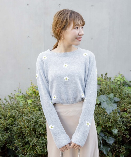 flower（フラワー）の「リトルフラワーニット（ニット/セーター・レディース・グレー/アイボリー・FREE）」の4枚目の写真