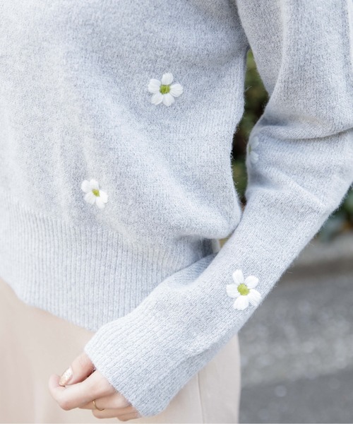 flower（フラワー）の「リトルフラワーニット（ニット/セーター・レディース・グレー/アイボリー・FREE）」の9枚目の写真