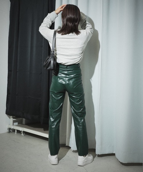 y/m by NAMI（イムバイナミ）の「フェイクレザーパンツ（その他パンツ