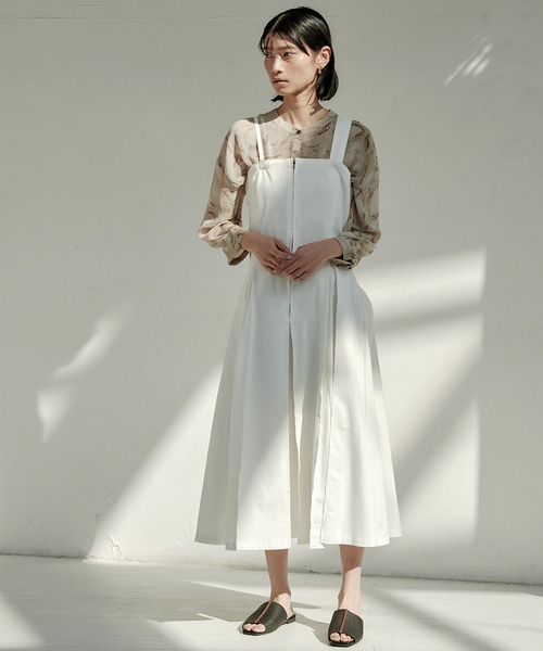 EMMA（EMMA CLOTHES）（エマ）の「【EMMA】デニムカツラギタックジャンスカワンピース（ワンピース・レディース・ホワイト/ネイビー/ブルー・FREE）」の2枚目の写真