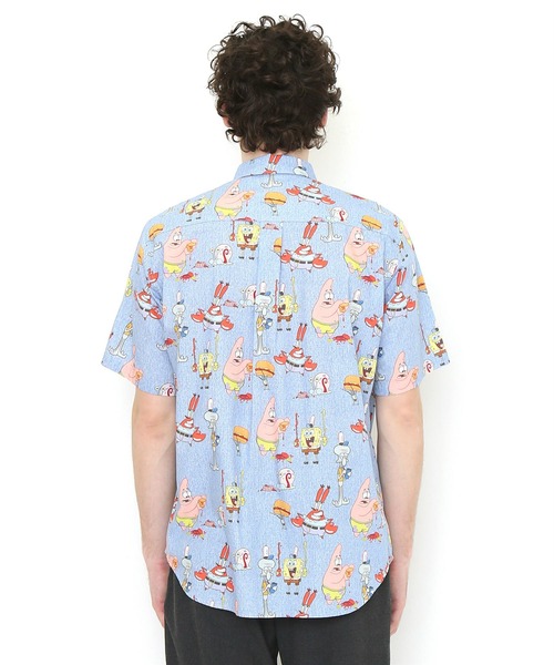 Design Tshirts Store graniph（デザイン　ティーシャツ　ストア　グラニフ）の「フレンズ パターン(スポンジ・ボブ)｜コラボ半袖シャツ（シャツ/ブラウス・メンズ・ライトブルー・SMALL/MEDIUM/LARGE）」の2枚目の写真