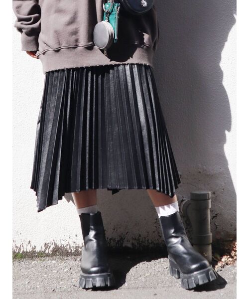 EVRIS（エヴリス）の「レザーライクランダムプリーツスカート（スカート・レディース・ブラック/グリーン・SMALL/MEDIUM）」の6枚目の写真