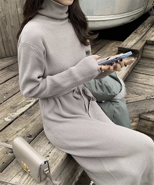 FREE STYLISTS（フリー スタイリスト）の「タートルネック　バックスリットニットワンピース（ワンピース・レディース・グリーン/グレー/レッド/ピンク/ブラック・FREE）」の3枚目の写真