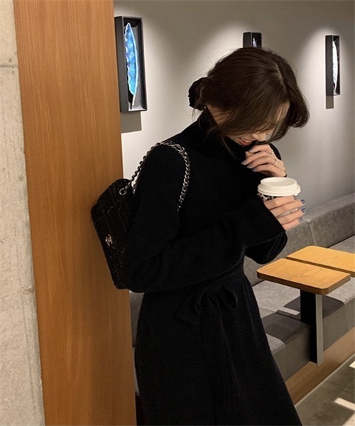 FREE STYLISTS（フリー スタイリスト）の「タートルネック　バックスリットニットワンピース（ワンピース・レディース・グリーン/グレー/レッド/ピンク/ブラック・FREE）」の9枚目の写真