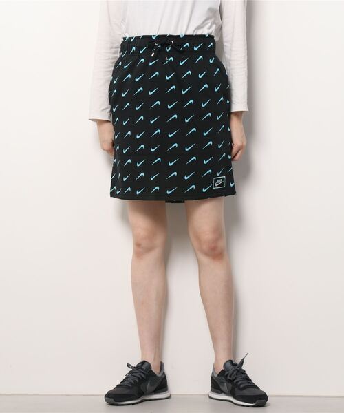 NIKE（ナイキ）の「NIKE AS W NSW ICN CLSH FLC AOP SKI / ナイキ ウィメンズ  アイコン クラッシュ フリース スカート 【SP】（スカート・レディース・ブラック/ピンク・L/M/S）」の2枚目の写真