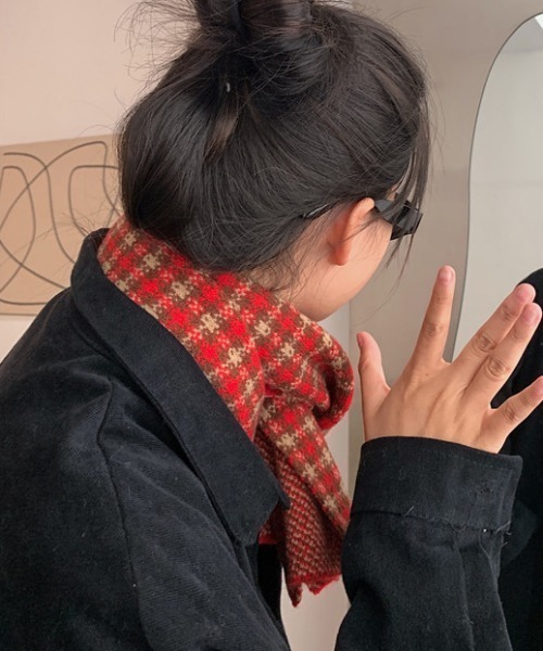 MGV（エムジーヴィー）の「ハウンドトゥースチェックマフラー（マフラー・メンズ・ブラウン/レッド/ブルー・FREE）」の10枚目の写真