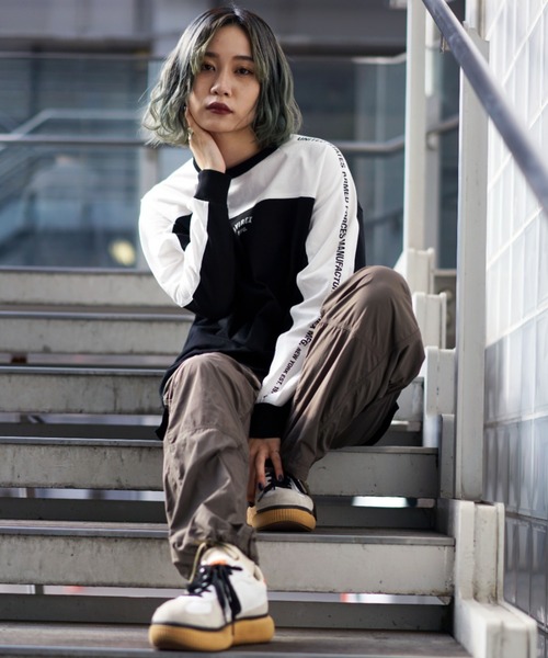 AVIREX（アヴィレックス）の「【WEB&DEPOT限定】BICOLOR COLLEGE T-SHIRT/ バイカラーカレッジロングスリーブティーシャツ（Tシャツ/カットソー・レディース・ホワイト/ブラック・FREE）」の2枚目の写真