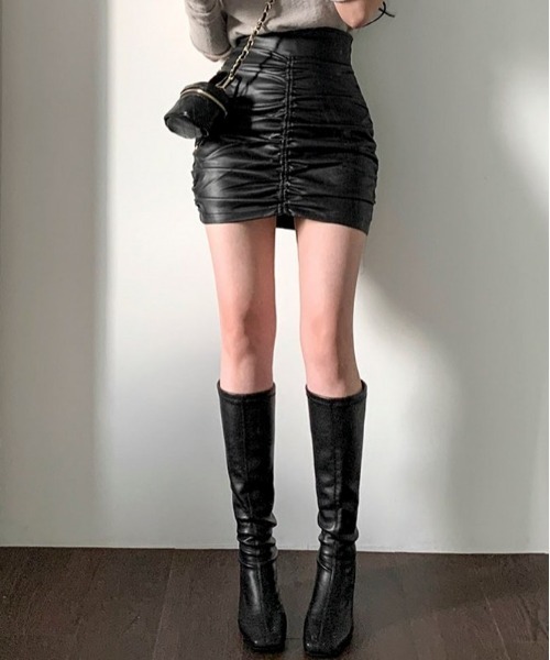 BEIDELLI（ベイデリー）の「[BELLIDE MADE] フェイクレザーシャーリングミニスカート（スカート・レディース・ブラック/ベージュ・SMALL/MEDIUM）」の2枚目の写真