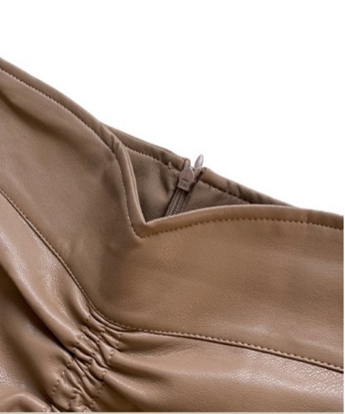BEIDELLI（ベイデリー）の「[BELLIDE MADE] フェイクレザーシャーリングミニスカート（スカート・レディース・ブラック/ベージュ・SMALL/MEDIUM）」の6枚目の写真