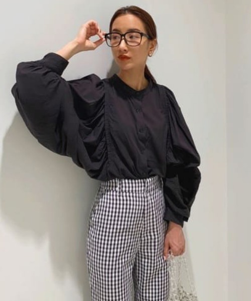 RODEO CROWNS WIDE BOWL（ロデオクラウンズワイドボウル）の「ボリュームスリーブ2WAYシャツ（シャツ/ブラウス・レディース・ホワイト/ブラック/ライトカーキ・FREE）」の3枚目の写真