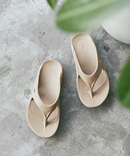 OOFOS（ウーフォス）の「OOFOS/ウーフォス/OOriginalサンダル（サンダル・レディース・グレー系その他/モカ/ブラック・23/24）」の8枚目の写真