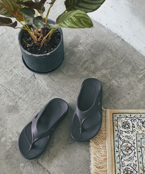 OOFOS（ウーフォス）の「OOFOS/ウーフォス/OOriginalサンダル（サンダル・レディース・グレー系その他/モカ/ブラック・23/24）」の5枚目の写真