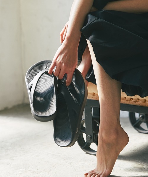 OOFOS（ウーフォス）の「OOFOS/ウーフォス/OOriginalサンダル（サンダル・レディース・グレー系その他/モカ/ブラック・23/24）」の13枚目の写真