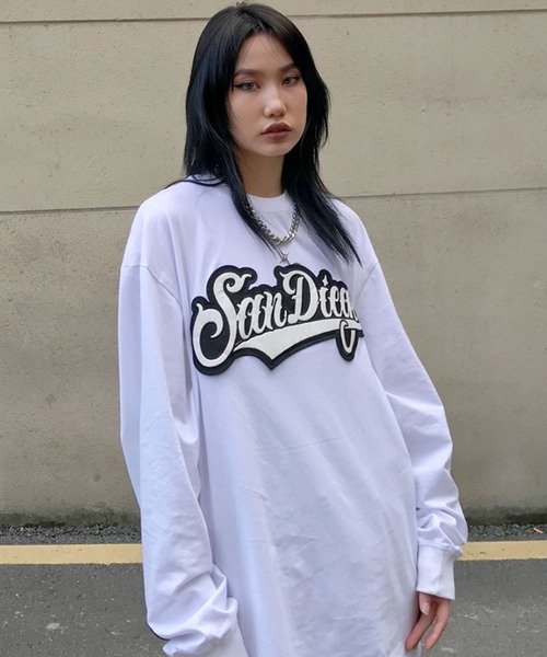 ARULE(アルール)の「A'GEM/9 × .kom『ARULE/アルール』英字ロゴ オーバーフィット ロングスリーブTシャツ 長袖 カットソー(Tシャツ/カットソー・メンズ・ホワイト/ブラック/イエロー・FREE)」の2枚目の写真