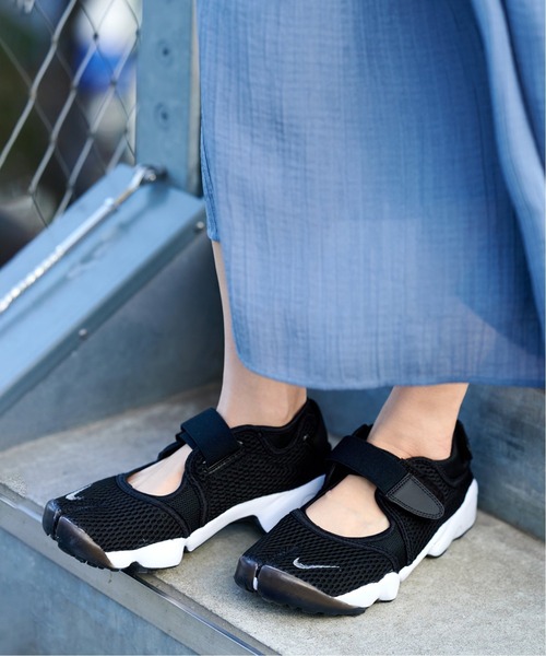 NIKE（ナイキ）の「【NIKE/ナイキ】ウィメンズエアリフトブリーズ（スニーカー・レディース・ブラック・23cm/24cm/25cm）」の2枚目の写真