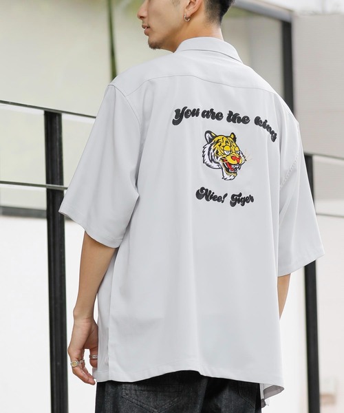 Beno(ビーノ)の「オーバーサイズ バック刺繍 スーベニアシャツ TIGER(シャツ/ブラウス・メンズ・チャコールグレー/ライトグレー/ブラック/グリーン/サックスブルー/スモークピンク・M/L)」の3枚目の写真