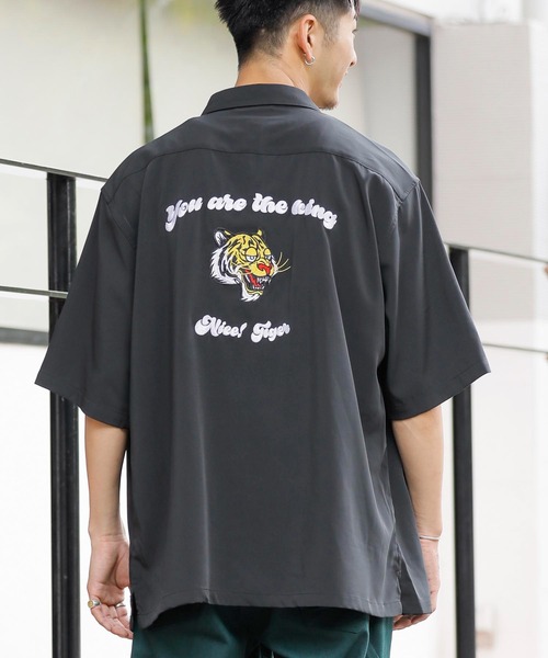 Beno(ビーノ)の「オーバーサイズ バック刺繍 スーベニアシャツ TIGER(シャツ/ブラウス・メンズ・チャコールグレー/ライトグレー/ブラック/グリーン/サックスブルー/スモークピンク・M/L)」の2枚目の写真
