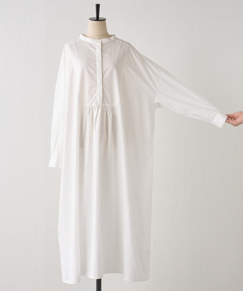 BEARDSLEY（ビアズリー）の「ノーカラーシャツワンピース：ニットのチクチク予防にも（ワンピース・レディース・ホワイト/ネイビー・FREE）」の3枚目の写真