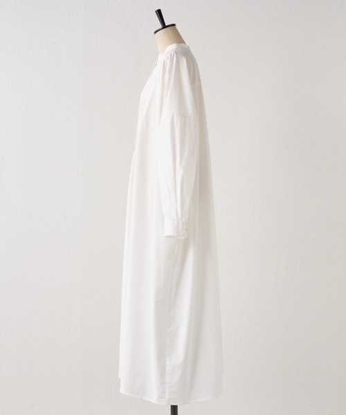 BEARDSLEY（ビアズリー）の「ノーカラーシャツワンピース：ニットのチクチク予防にも（ワンピース・レディース・ホワイト/ネイビー・FREE）」の5枚目の写真