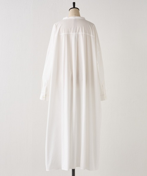 BEARDSLEY（ビアズリー）の「ノーカラーシャツワンピース：ニットのチクチク予防にも（ワンピース・レディース・ホワイト/ネイビー・FREE）」の6枚目の写真