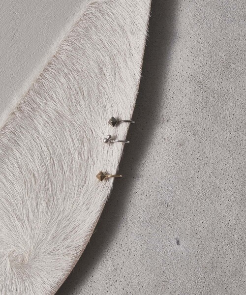 and cloud(アンドクラウド)の「Studs / Dots Reversible Tragus Cuff(イヤーカフ・レディース・シルバー/イエローゴールド/ブラック・FREE)」の1枚目の写真