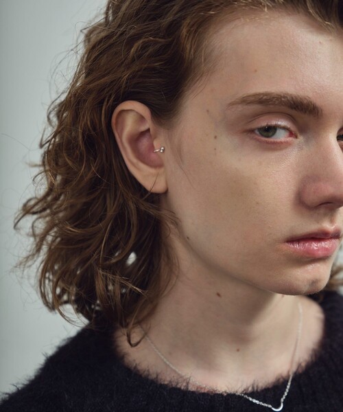 and cloud(アンドクラウド)の「Studs / Dots Reversible Tragus Cuff(イヤーカフ・レディース・シルバー/イエローゴールド/ブラック・FREE)」の4枚目の写真