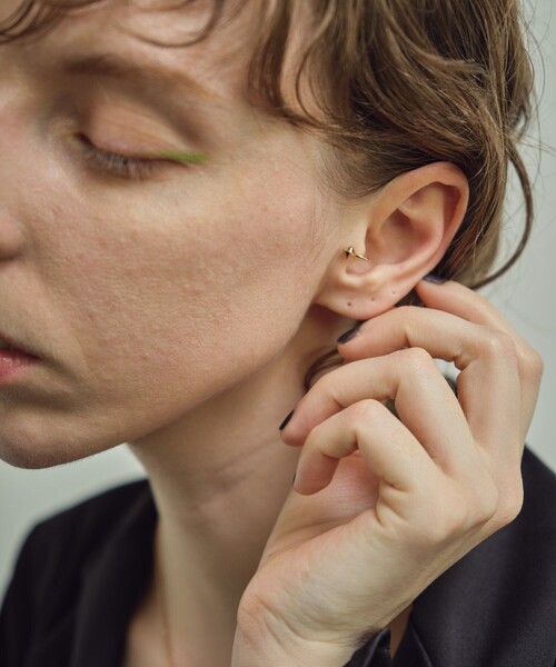 and cloud(アンドクラウド)の「Studs / Dots Reversible Tragus Cuff(イヤーカフ・レディース・シルバー/イエローゴールド/ブラック・FREE)」の6枚目の写真