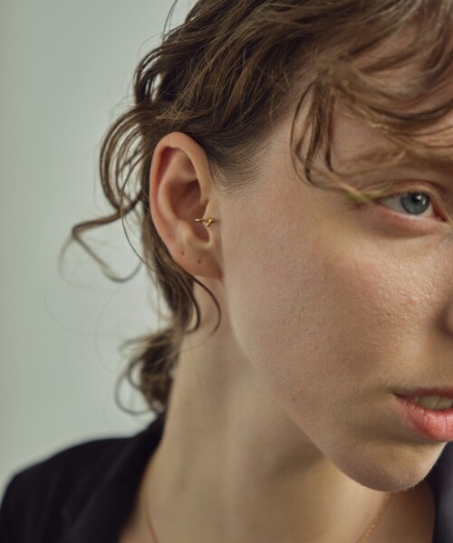 and cloud(アンドクラウド)の「Studs / Dots Reversible Tragus Cuff(イヤーカフ・レディース・シルバー/イエローゴールド/ブラック・FREE)」の7枚目の写真